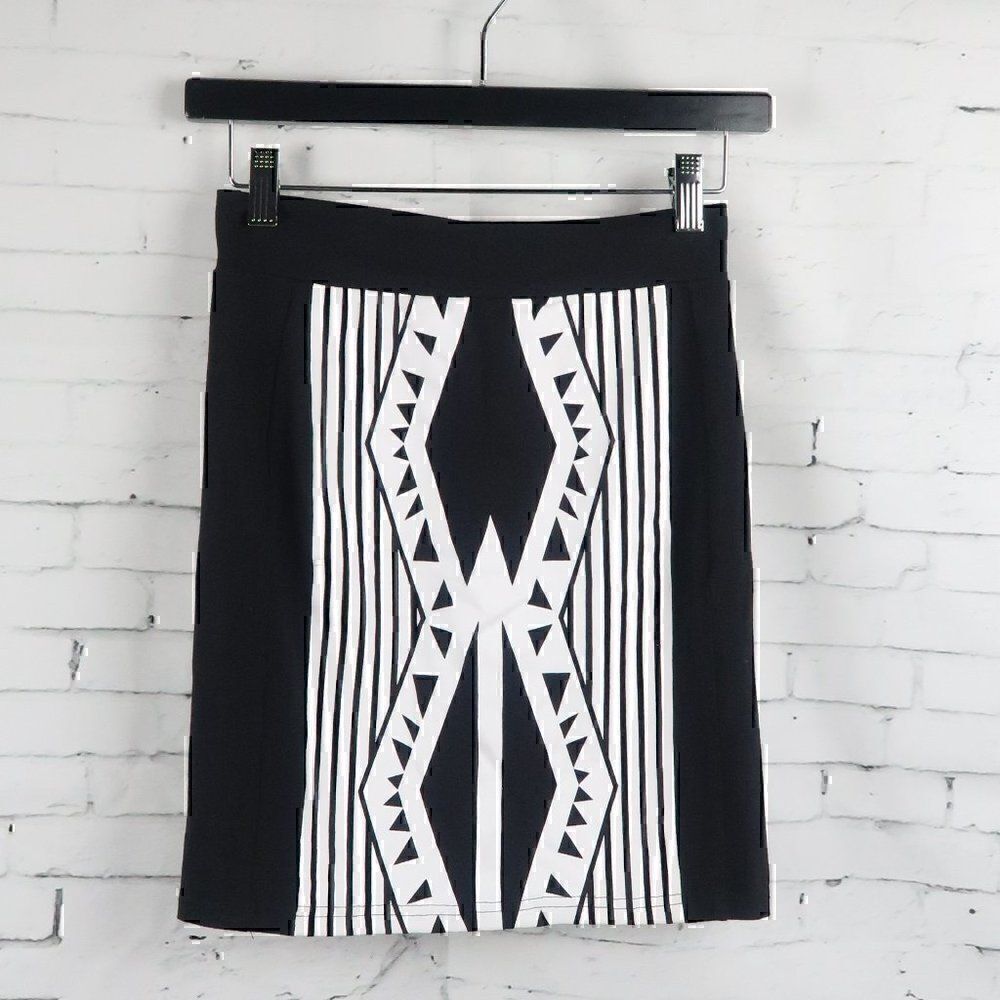 REVERSE BLACK & WHITE TRIBAL AZTEC PRINT PULL ON PENCIL SKIRT SIZE SMALL 